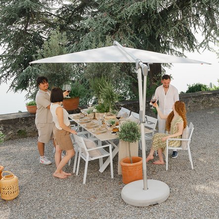 Grande tablée conviviale sous le soleil